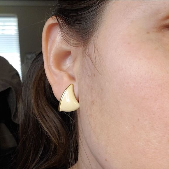 Beautiful 2 pairs of vintage monet earrings. - Picture 9 of 10